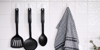 Organización fácil en la cocina con ganchos adhesivos Command.
