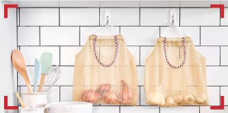 Tips para organizar cocina: Bolsas colgadas en cocina con ganchos adhesivos Command.