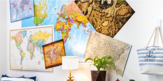 Parede com mapas.
