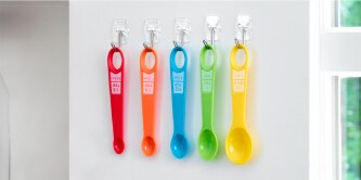 Organización rápida de cucharas en la pared de la cocina con ganchos adhesivos Command.