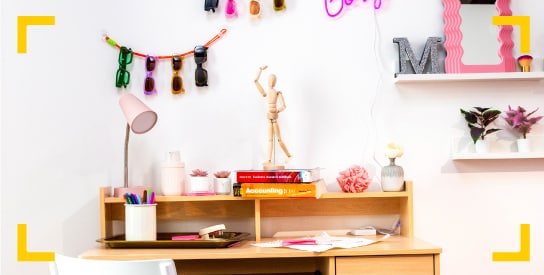 Escritorio en habitación decorada y organizada con ganchos Command. Imagen principal para sección Preguntas Frecuentes
